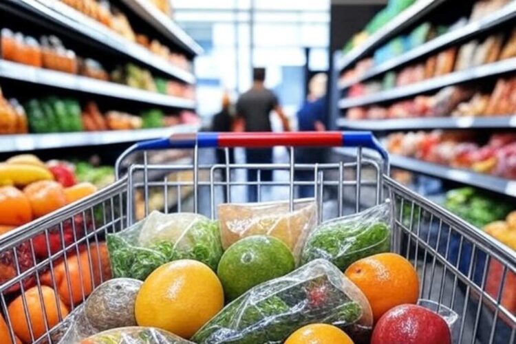 Un carrello della spesa dentro un supermercato