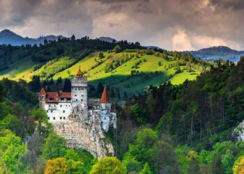 Stai per visitare il Castello di Dracula? Fermati: la verità potrebbe deluderti (o affascinarti ancora di più)