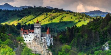 Stai per visitare il Castello di Dracula? Fermati: la verità potrebbe deluderti (o affascinarti ancora di più)