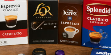 Altroconsumo svela la classifica delle capsule caffè: sorprendono le low cost che battono i marchi famosi