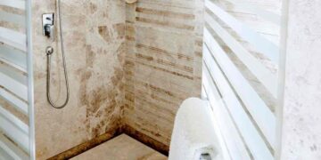 Piatto doccia ingiallito? Il mix di due ingredienti da cucina che lo fa tornare bianco in 15 minuti