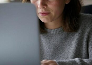 Una donna intenta a usare un computer