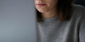 Una donna intenta a usare un computer