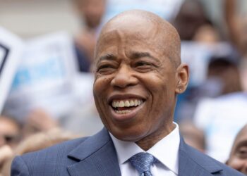 New York, Eric Adams si ritira dalla corsa a sindaco: ora e gara tra Mamdani e Cuomo