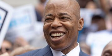 New York, Eric Adams si ritira dalla corsa a sindaco: ora e gara tra Mamdani e Cuomo