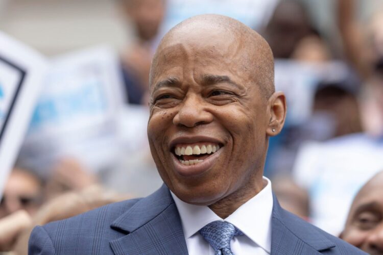 New York, Eric Adams si ritira dalla corsa a sindaco: ora e gara tra Mamdani e Cuomo