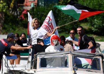 Anna Foglietta sventola una bandiera palestinese e viene fermata da un carabiniere