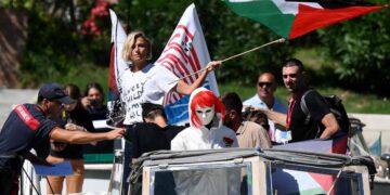 Anna Foglietta sventola una bandiera palestinese e viene fermata da un carabiniere