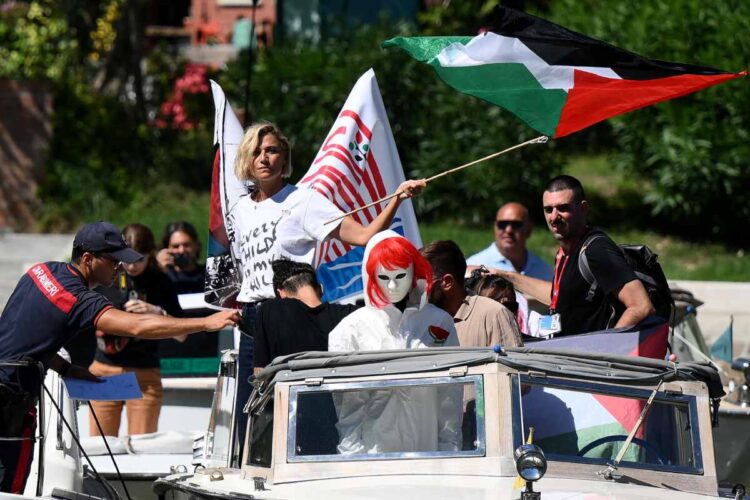 Anna Foglietta sventola una bandiera palestinese e viene fermata da un carabiniere