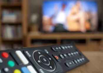 Ascolti tv 28 settembre: “Affari Tuoi” perde 468.000 spettatori contro Scotti. L’anatomia di una sconfitta che va oltre i numeri