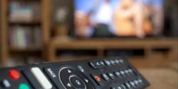 Ascolti tv 28 settembre: “Affari Tuoi” perde 468.000 spettatori contro Scotti. L’anatomia di una sconfitta che va oltre i numeri