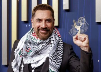 L'attore Javier Bardem indossa la kefiah per sostenere la Palestina