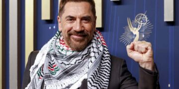L'attore Javier Bardem indossa la kefiah per sostenere la Palestina