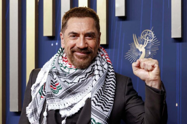 L'attore Javier Bardem indossa la kefiah per sostenere la Palestina