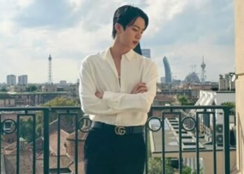 Jin dei BTS indossa abito Gucci per la Milano Fashion Week