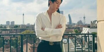 Jin dei BTS indossa abito Gucci per la Milano Fashion Week