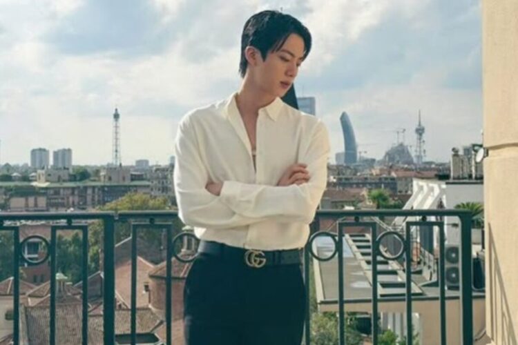 Jin dei BTS indossa abito Gucci per la Milano Fashion Week