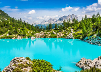 Sembrava un miraggio: il lago italiano che diventa caraibico solo per pochi giorni all’anno