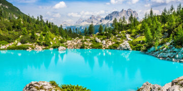 Sembrava un miraggio: il lago italiano che diventa caraibico solo per pochi giorni all’anno