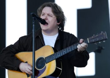 Lewis Capaldi in concerto mentre suona la chitarra