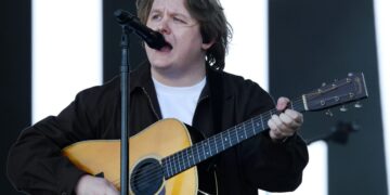 Lewis Capaldi in concerto mentre suona la chitarra