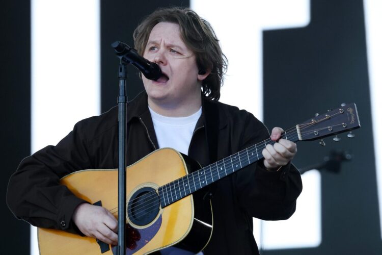 Lewis Capaldi in concerto mentre suona la chitarra