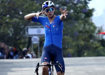 Lorenzo Finn esulta per una vittoria