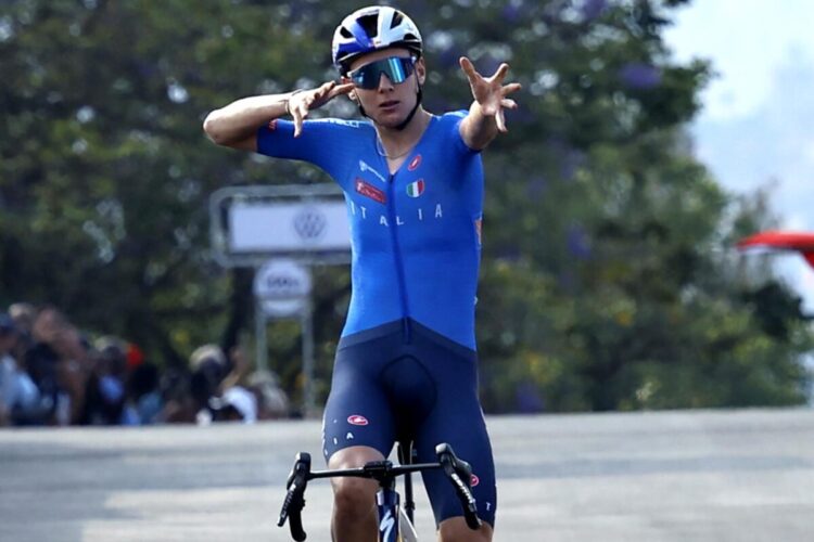 Lorenzo Finn esulta per una vittoria