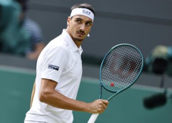 Il tennista Lorenzo Sonego tiene in mano una racchetta