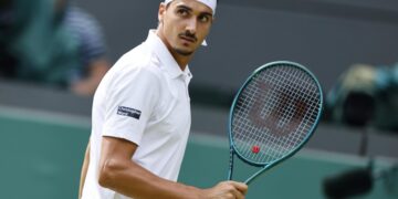 Il tennista Lorenzo Sonego tiene in mano una racchetta