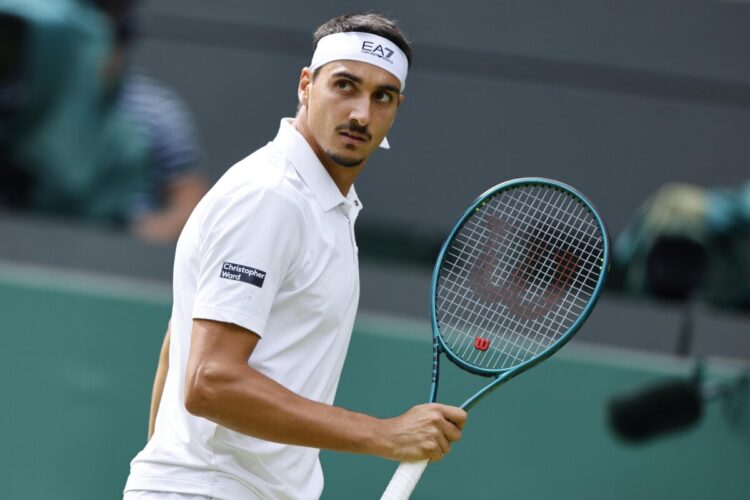 Il tennista Lorenzo Sonego tiene in mano una racchetta