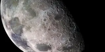 La Luna si allontana dalla terra e questo cambierà tutto: addio alle eclissi e giorni più lunghi