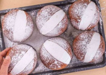Maritozzi fatti in casa: la ricetta magica per farli soffici e golosi come a Roma