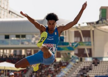 Mattia Furlani in volo durante un salto