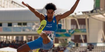 Mattia Furlani in volo durante un salto