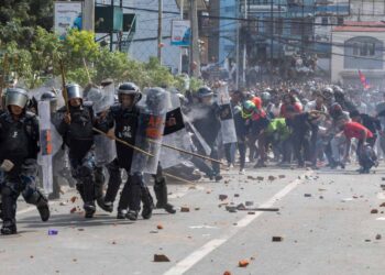 Gli scontri in Nepal tra la polizia e i manifestanti che chiedono la revoca del divieto di utilizzo dei social