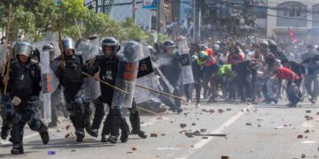 Gli scontri in Nepal tra la polizia e i manifestanti che chiedono la revoca del divieto di utilizzo dei social