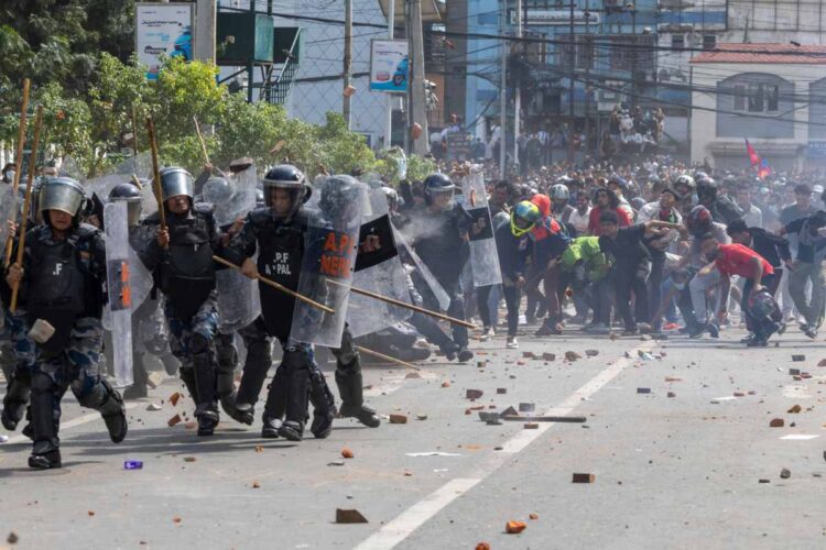 Gli scontri in Nepal tra la polizia e i manifestanti che chiedono la revoca del divieto di utilizzo dei social