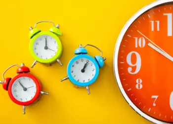 Ora legale tutto l’anno: quanto risparmierebbero davvero gli italiani sulle bollette