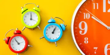 Ora legale tutto l’anno: quanto risparmierebbero davvero gli italiani sulle bollette