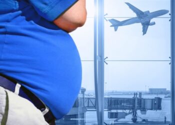 Polemica in aereo: dal 2026 chi è in sovrappeso pagherà due biglietti (e il rimborso è quasi impossibile)