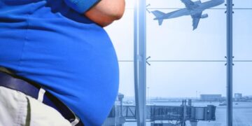Polemica in aereo: dal 2026 chi è in sovrappeso pagherà due biglietti (e il rimborso è quasi impossibile)