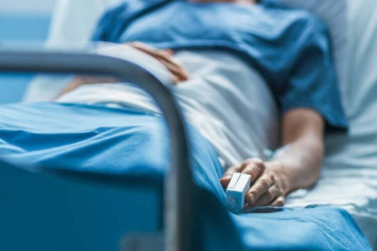 Un paziente sdraiato sul lettino di un ospedale