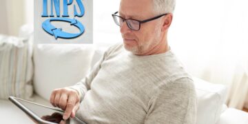 Un uomo calcola la pensione