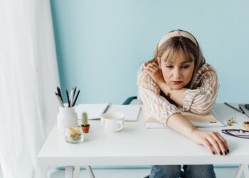 Non ci credi finché non lo provi: il trucco psicologico dei 2 minuti che ti fa smettere subito di procrastinare