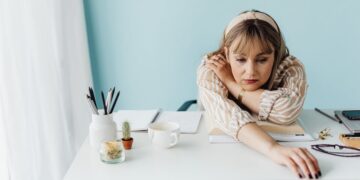 Non ci credi finché non lo provi: il trucco psicologico dei 2 minuti che ti fa smettere subito di procrastinare