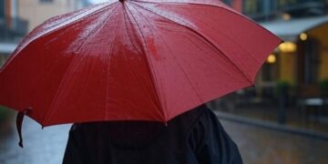 Una persona che si protegge dalla pioggia con un ombrello