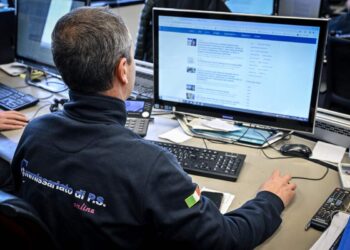 Un agente della polizia postale