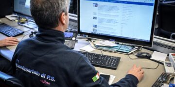 Un agente della polizia postale