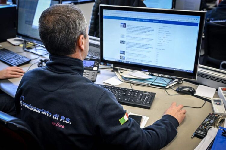 Un agente della polizia postale